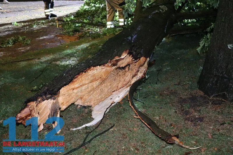 Zware buien teisteren Brabant: veel stormschades 112 De Langstraat