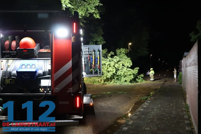 Zware buien teisteren Brabant: veel stormschades 112 De Langstraat