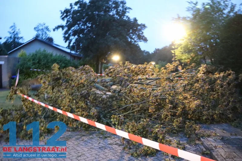 Zware buien teisteren Brabant: veel stormschades 112 De Langstraat