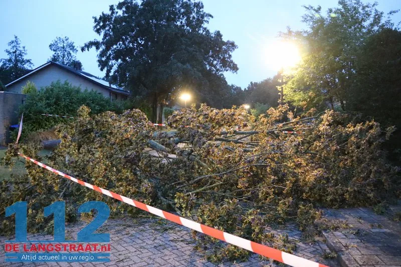 Zware buien teisteren Brabant: veel stormschades 112 De Langstraat