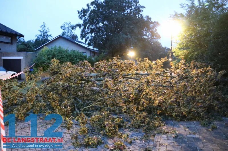 Zware buien teisteren Brabant: veel stormschades 112 De Langstraat