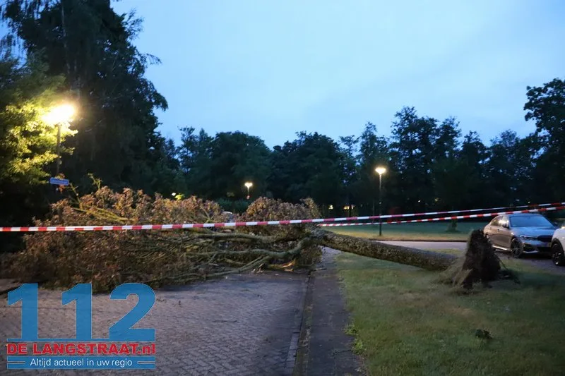 Zware buien teisteren Brabant: veel stormschades 112 De Langstraat