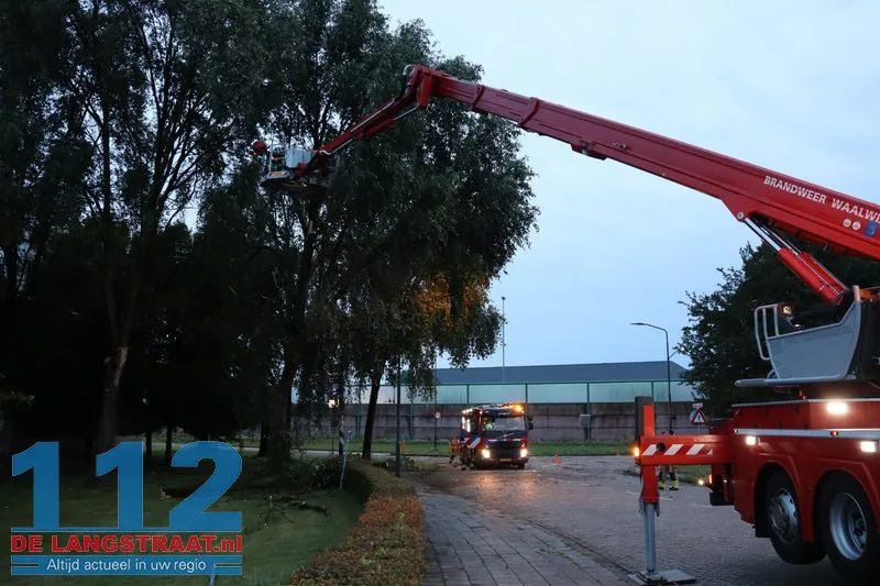 Zware buien teisteren Brabant: veel stormschades 112 De Langstraat