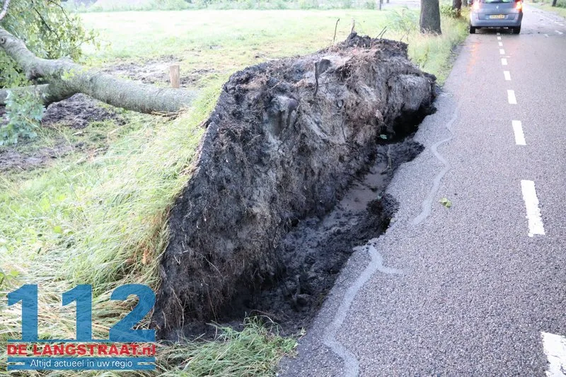 Zware buien teisteren Brabant: veel stormschades 112 De Langstraat
