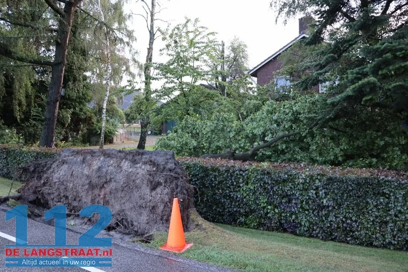 Zware buien teisteren Brabant: veel stormschades 112 De Langstraat