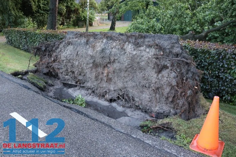 Zware buien teisteren Brabant: veel stormschades 112 De Langstraat