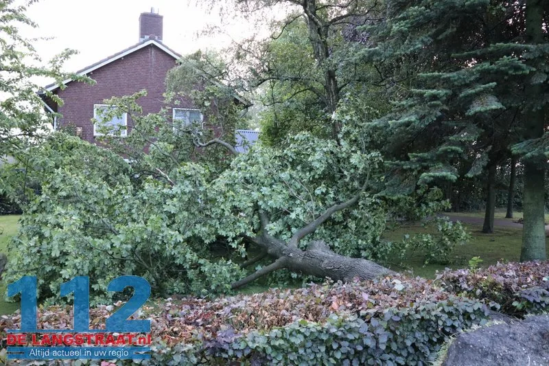 Zware buien teisteren Brabant: veel stormschades 112 De Langstraat