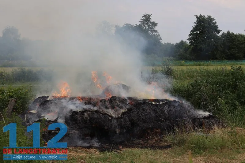 Berg vers gemaaid hooi in brand Kruisvaart Sprang-Capelle 112 De Langstraat