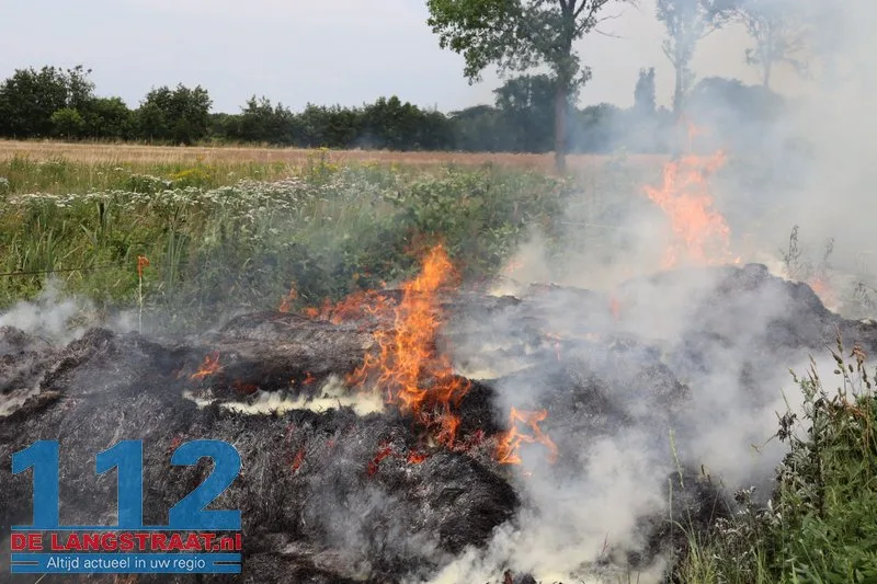 Berg vers gemaaid hooi in brand Kruisvaart Sprang-Capelle 112 De Langstraat