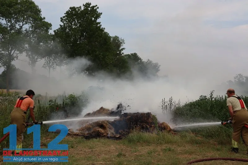 Berg vers gemaaid hooi in brand Kruisvaart Sprang-Capelle 112 De Langstraat