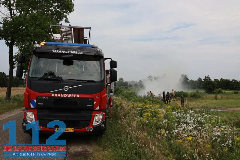 Berg vers gemaaid hooi in brand Kruisvaart Sprang-Capelle 112 De Langstraat