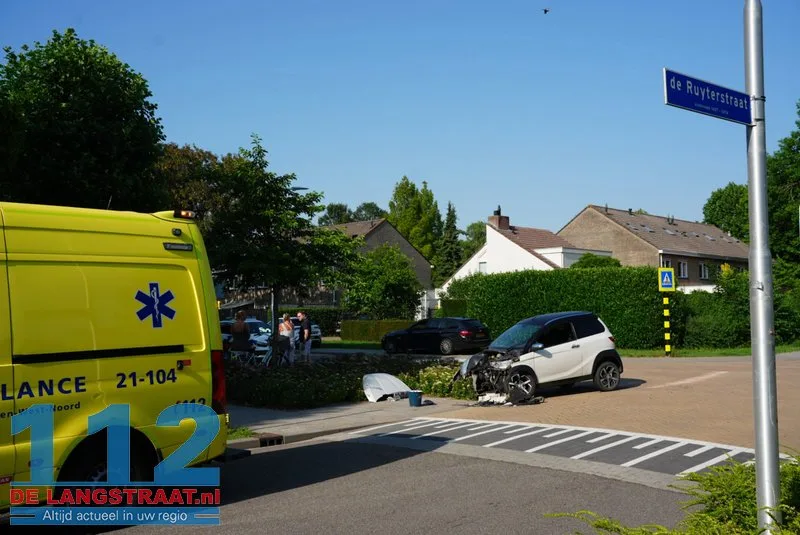 Bestuurster brommobiel gewond bij botsing met koeriersbusje Drunen 112 De Langstraat