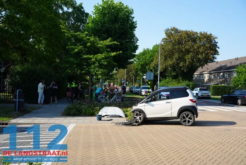 Bestuurster brommobiel gewond bij botsing met koeriersbusje Drunen 112 De Langstraat