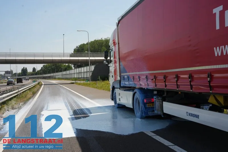 Vrachtwagen verliest grote hoeveelheid witte vloeistof A59 Waalwijk oprit afgesloten. 112 De Langstraat