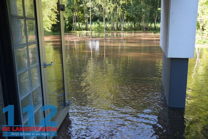 Bedrijfsterrein onder water na mislukte grondwaterpomp aan Taxiandriaweg Waalwijk 112 De Langstraat