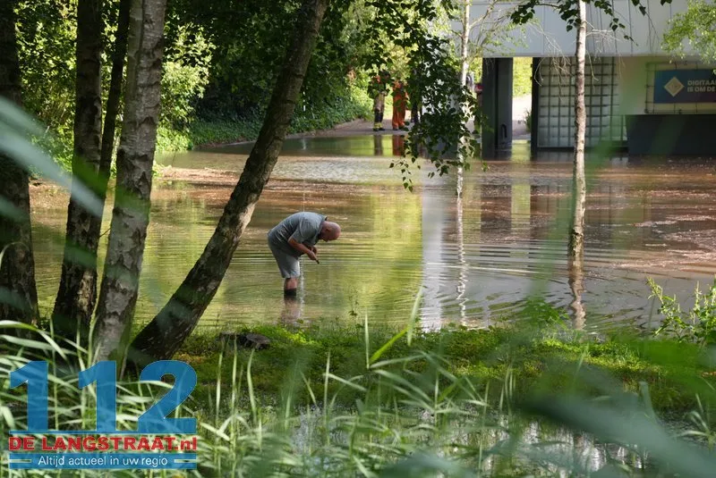Bedrijfsterrein onder water na mislukte grondwaterpomp aan Taxiandriaweg Waalwijk 112 De Langstraat