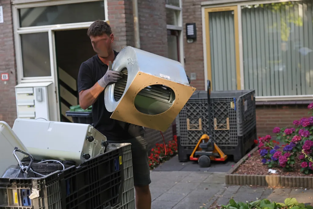 Politie valt woning binnen aan Diederikhof na anonieme tip: net geoogste hennepkwekerij ontdekt 112 De Langstraat