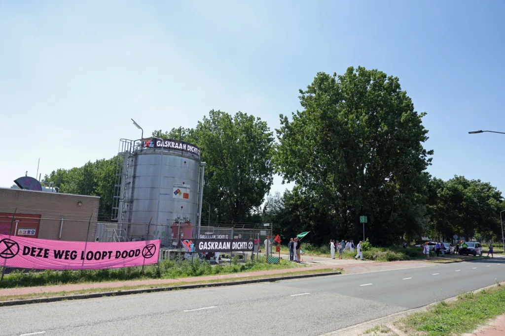 Klimaatactivisten bezetten gaswinningslocatie aan Weteringweg: politie verricht aanhoudingen 112 De Langstraat