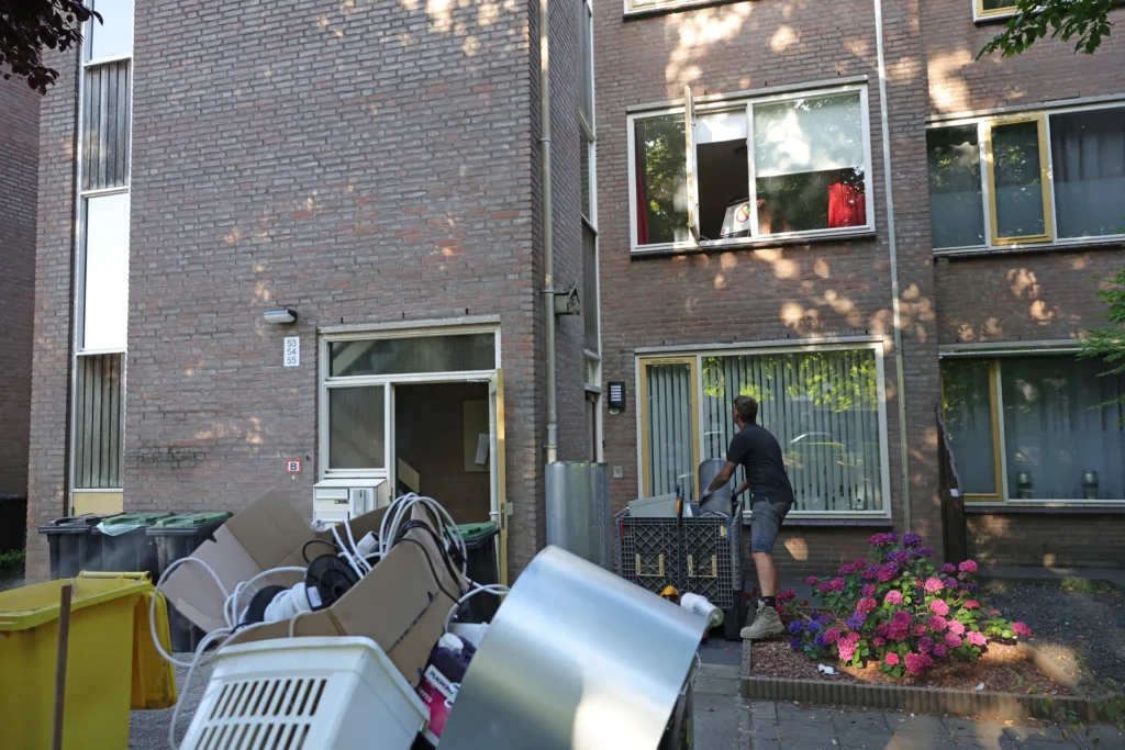 Politie valt woning binnen aan Diederikhof na anonieme tip: net geoogste hennepkwekerij ontdekt 112 De Langstraat