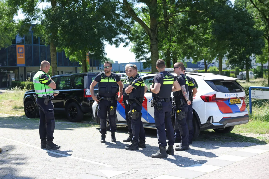 Klimaatactivisten bezetten gaswinningslocatie aan Weteringweg: politie verricht aanhoudingen 112 De Langstraat
