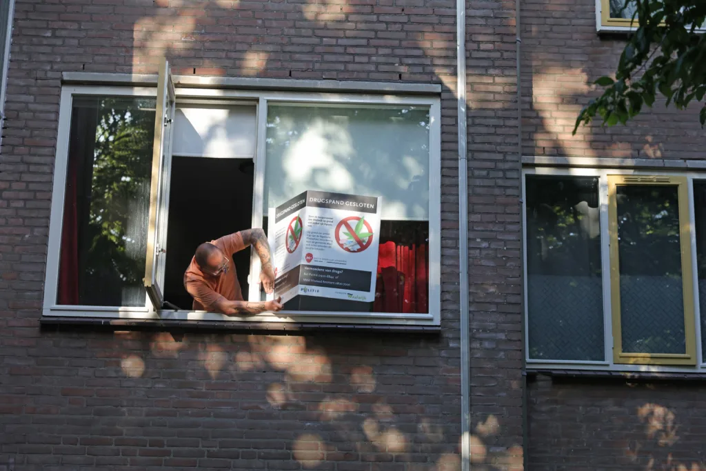 Politie valt woning binnen aan Diederikhof na anonieme tip: net geoogste hennepkwekerij ontdekt 112 De Langstraat