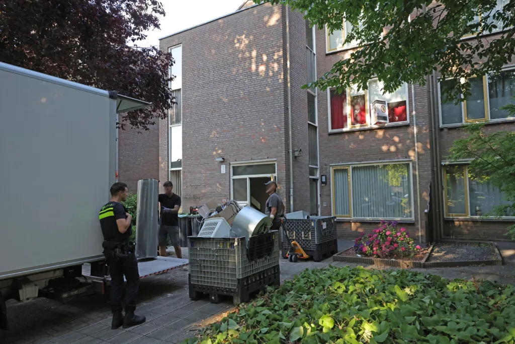 Politie valt woning binnen aan Diederikhof na anonieme tip: net geoogste hennepkwekerij ontdekt 112 De Langstraat