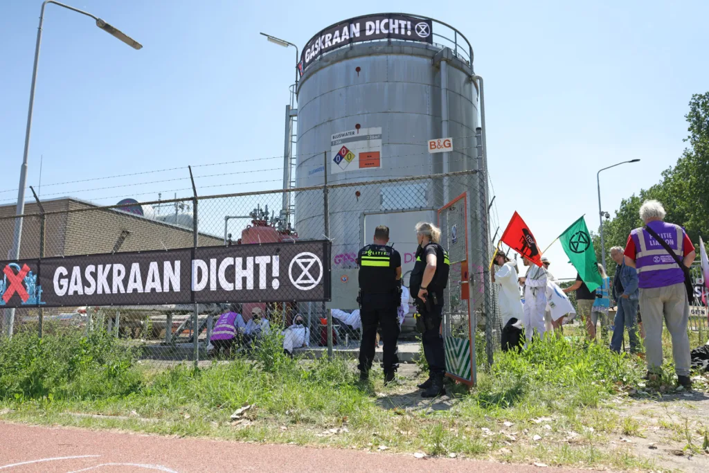 Klimaatactivisten bezetten gaswinningslocatie aan Weteringweg: politie verricht aanhoudingen 112 De Langstraat