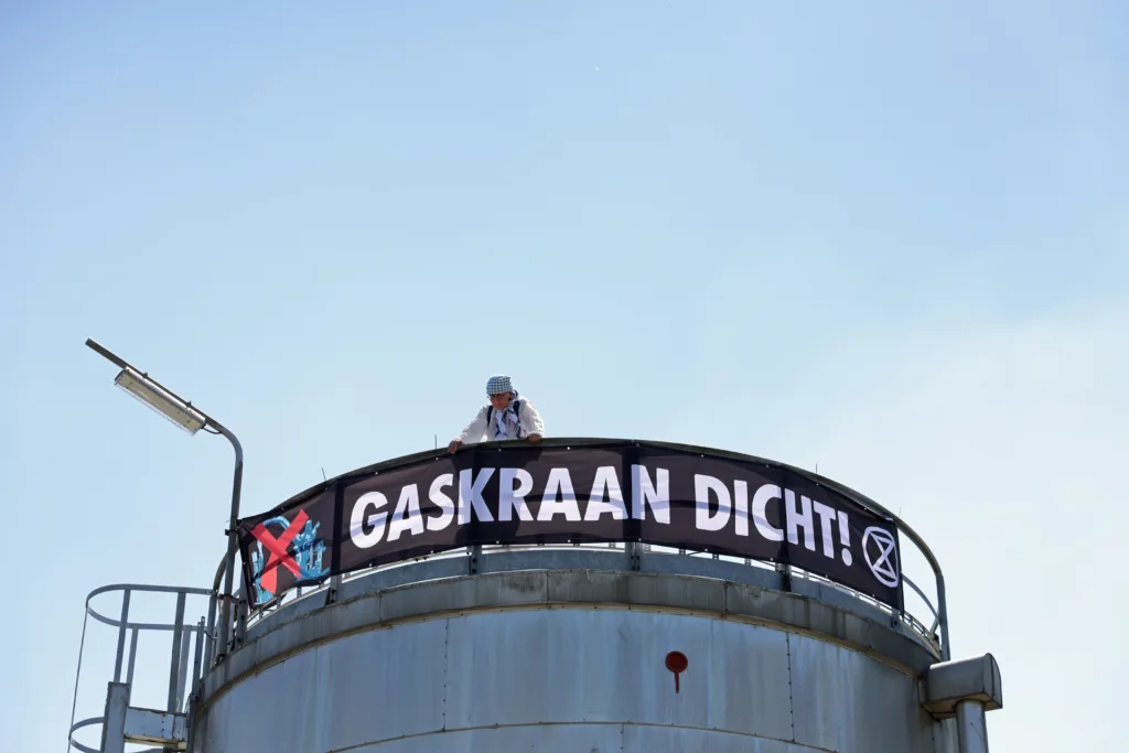 Klimaatactivisten bezetten gaswinningslocatie aan Weteringweg: politie verricht aanhoudingen 112 De Langstraat