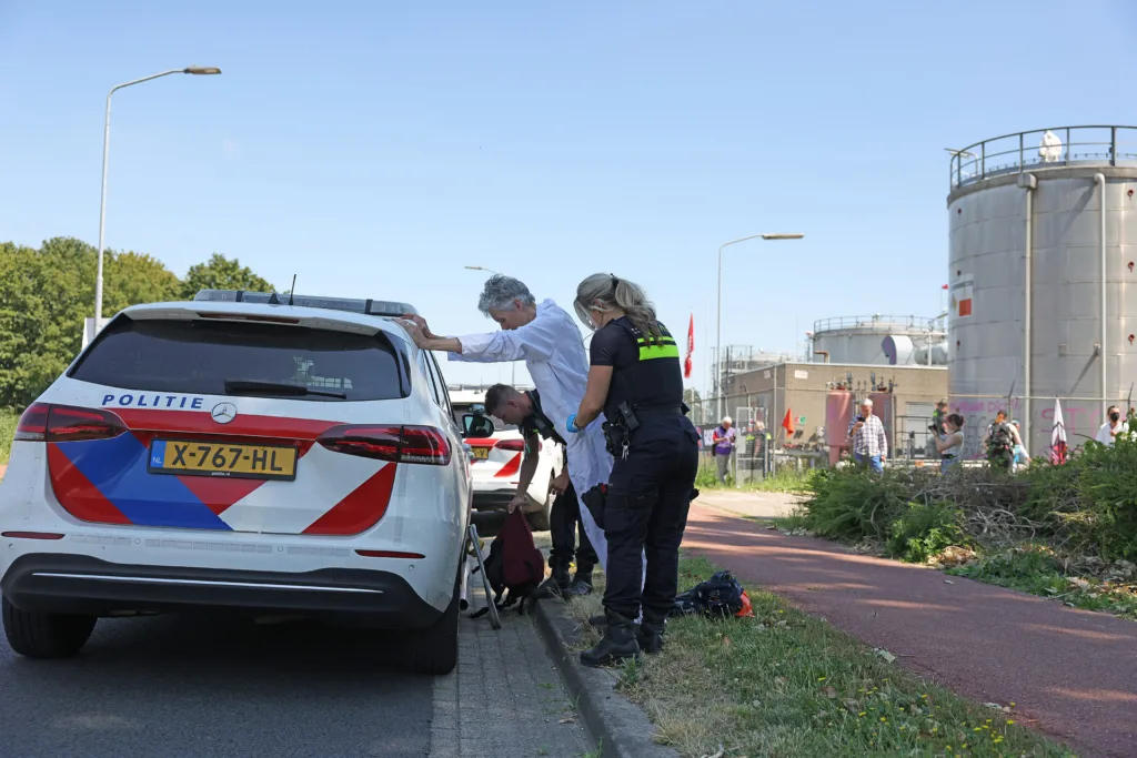 Klimaatactivisten bezetten gaswinningslocatie aan Weteringweg: politie verricht aanhoudingen 112 De Langstraat
