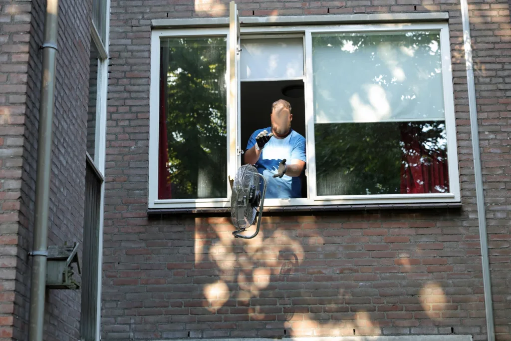 Politie valt woning binnen aan Diederikhof na anonieme tip: net geoogste hennepkwekerij ontdekt 112 De Langstraat