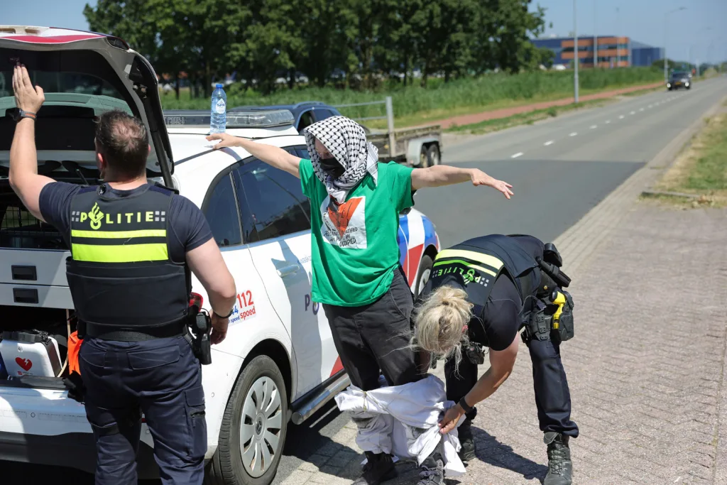 Klimaatactivisten bezetten gaswinningslocatie aan Weteringweg: politie verricht aanhoudingen 112 De Langstraat