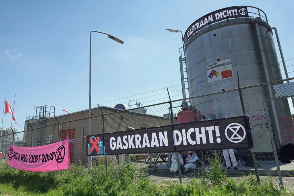 Klimaatactivisten bezetten gaswinningslocatie aan Weteringweg: politie verricht aanhoudingen 112 De Langstraat