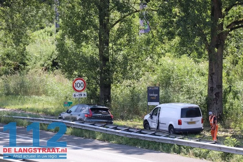 Twee auto's botsen op parkeerplaats langs A59 bij Sprang-Capelle 1 Twee auto's botsen op parkeerplaats langs A59 bij Sprang-Capelle 112 De Langstraat