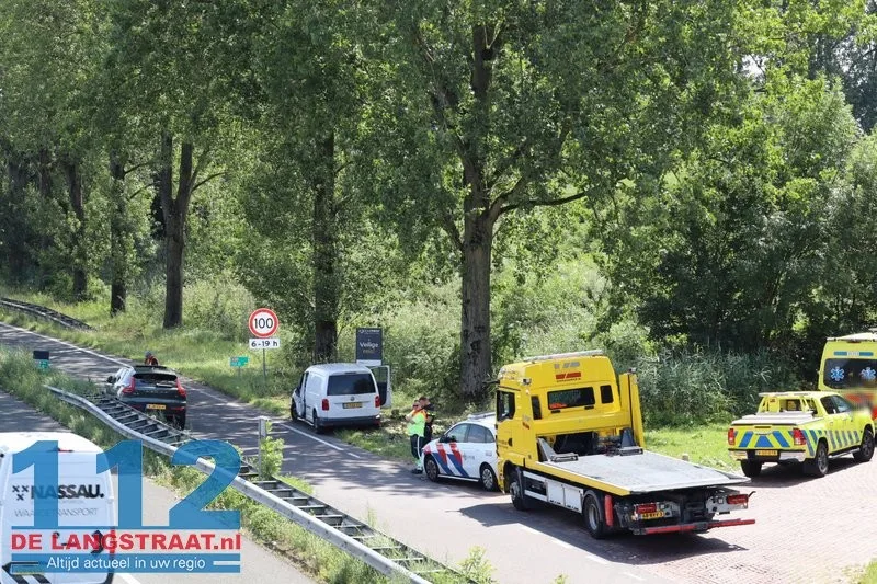 Twee auto's botsen op parkeerplaats langs A59 bij Sprang-Capelle 2 Twee auto's botsen op parkeerplaats langs A59 bij Sprang-Capelle 112 De Langstraat