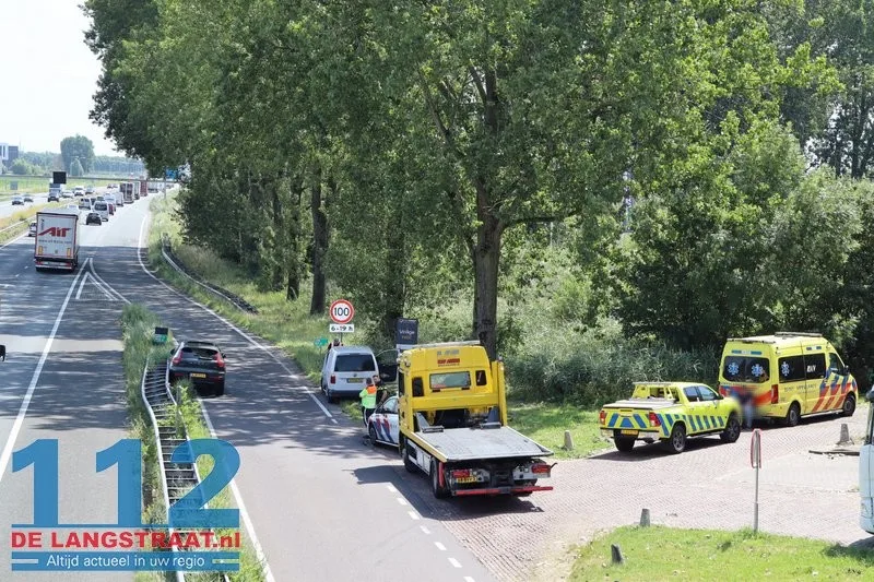 Twee auto's botsen op parkeerplaats langs A59 bij Sprang-Capelle 3 Twee auto's botsen op parkeerplaats langs A59 bij Sprang-Capelle 112 De Langstraat