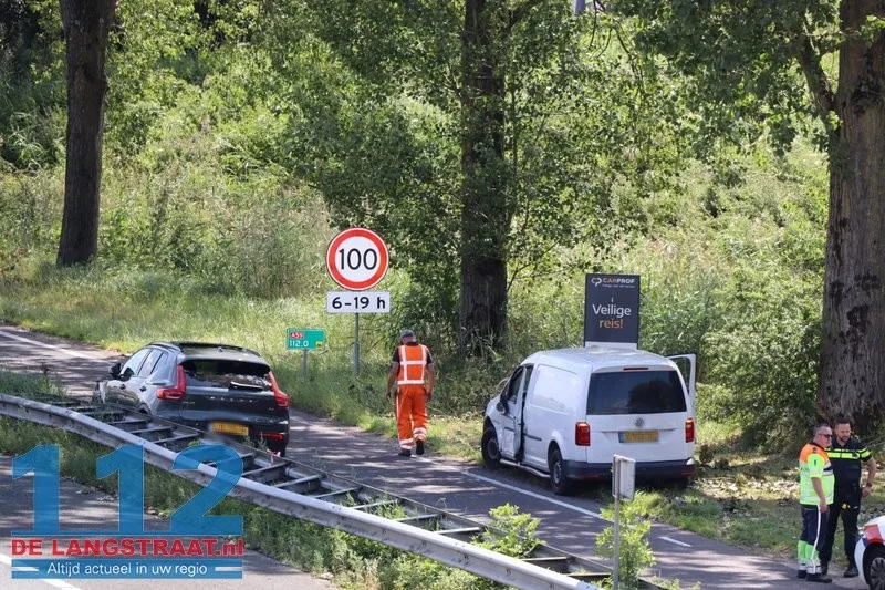 Twee auto's botsen op parkeerplaats langs A59 bij Sprang-Capelle 4 Twee auto's botsen op parkeerplaats langs A59 bij Sprang-Capelle 112 De Langstraat