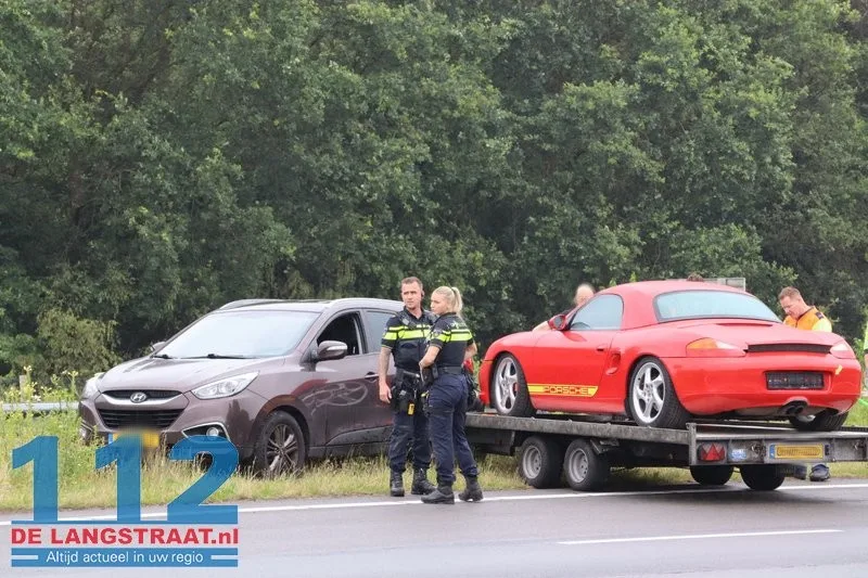 Auto met aanhanger met auto erop schaart op Midden-Brabantweg Loon op Zand 112 De Langstraat