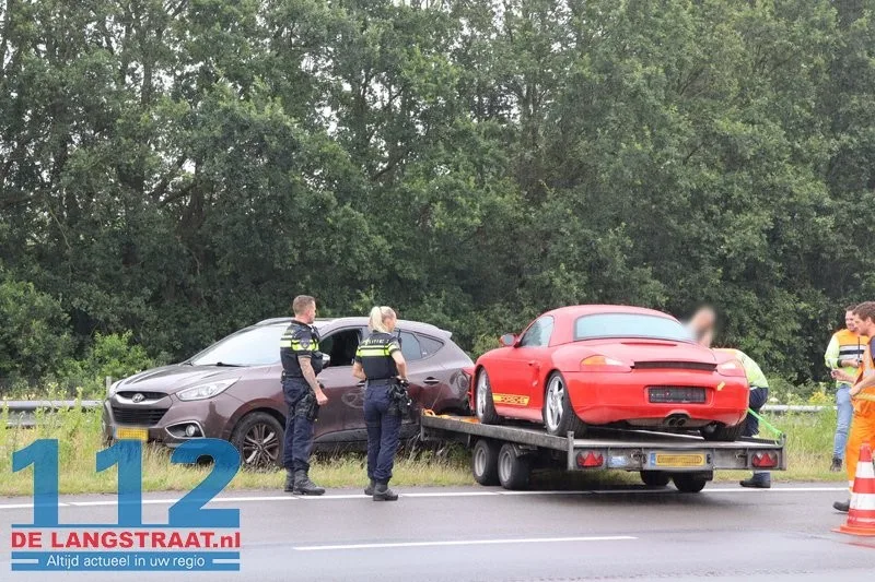 Auto met aanhanger met auto erop schaart op Midden-Brabantweg Loon op Zand 112 De Langstraat
