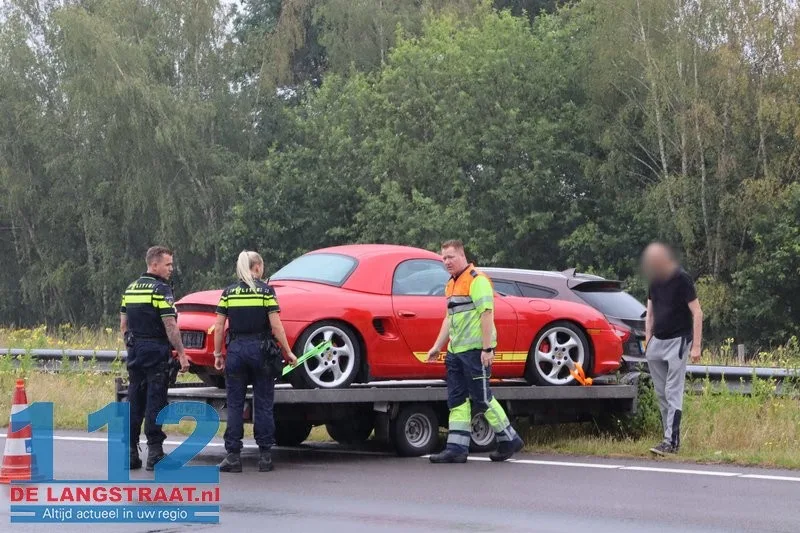 Auto met aanhanger met auto erop schaart op Midden-Brabantweg Loon op Zand 112 De Langstraat