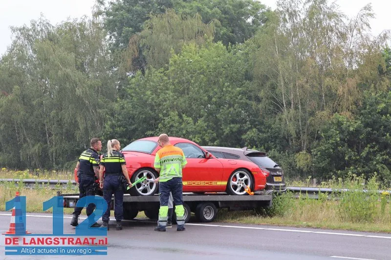 Auto met aanhanger met auto erop schaart op Midden-Brabantweg Loon op Zand 112 De Langstraat