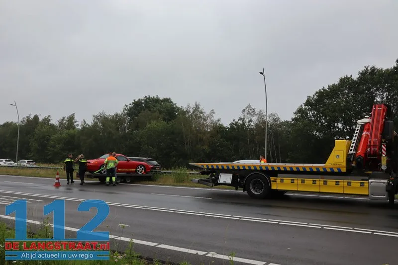 Auto met aanhanger met auto erop schaart op Midden-Brabantweg Loon op Zand 112 De Langstraat
