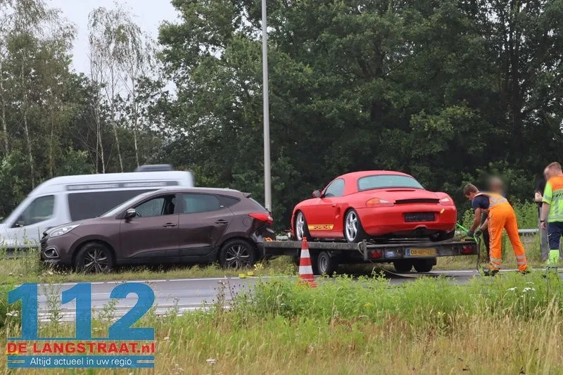 Auto met aanhanger met auto erop schaart op Midden-Brabantweg Loon op Zand 112 De Langstraat