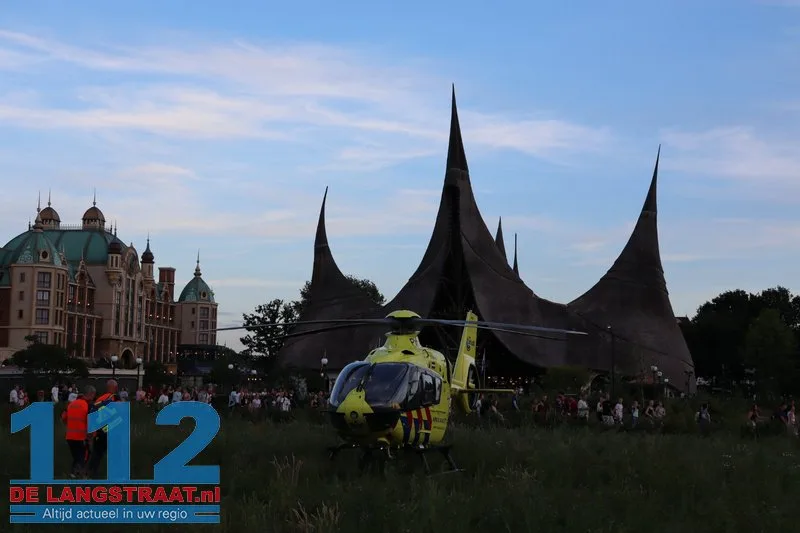 Traumahelikopter landt op parkeerplaats Efteling: bezoekers moeten wachten met vertrek wegens medische inzet 112 De Langstraat