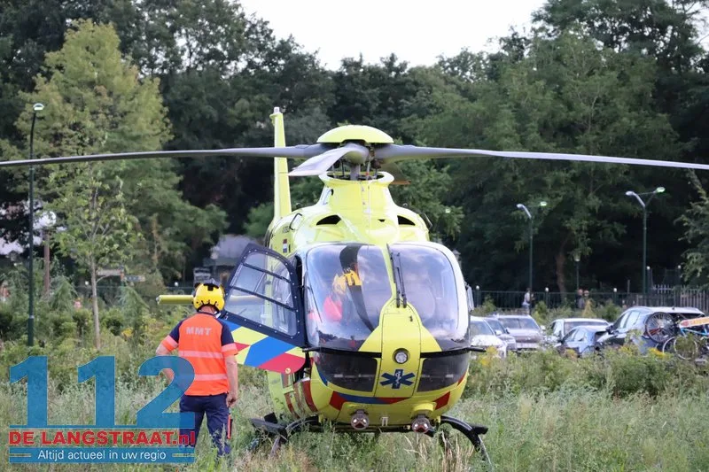 Traumahelikopter landt op parkeerplaats Efteling: bezoekers moeten wachten met vertrek wegens medische inzet 112 De Langstraat