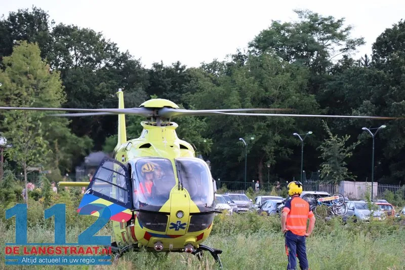 Traumahelikopter landt op parkeerplaats Efteling: bezoekers moeten wachten met vertrek wegens medische inzet 112 De Langstraat