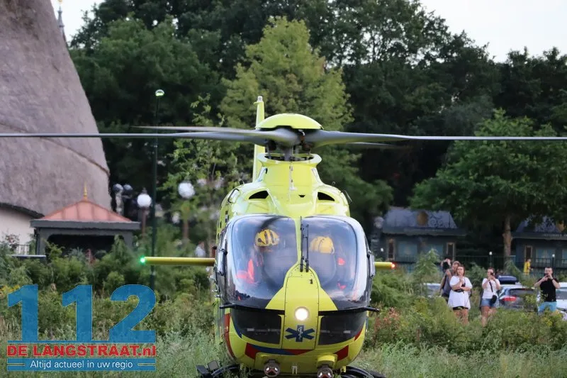 Traumahelikopter landt op parkeerplaats Efteling: bezoekers moeten wachten met vertrek wegens medische inzet 112 De Langstraat