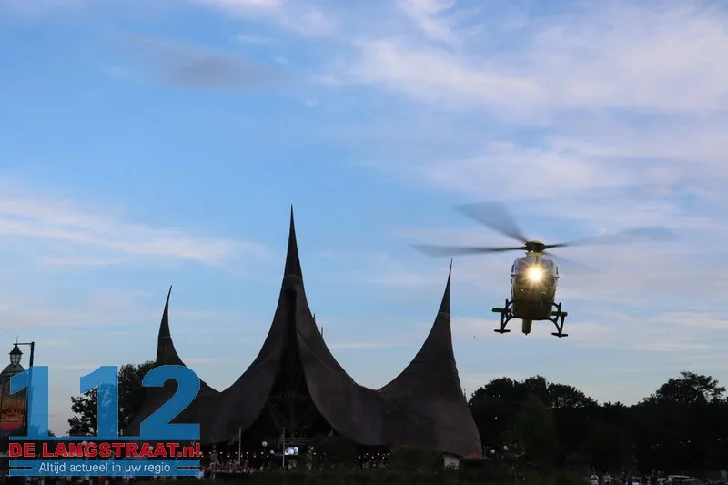 Traumahelikopter landt op parkeerplaats Efteling: bezoekers moeten wachten met vertrek wegens medische inzet 112 De Langstraat