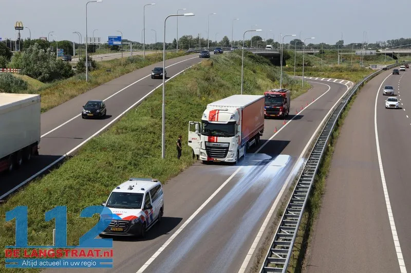 Vrachtwagen verliest grote hoeveelheid witte vloeistof A59 Waalwijk oprit afgesloten. 112 De Langstraat