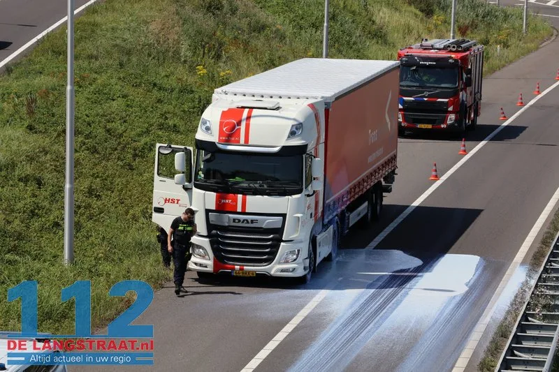 Vrachtwagen verliest grote hoeveelheid witte vloeistof A59 Waalwijk oprit afgesloten. 112 De Langstraat