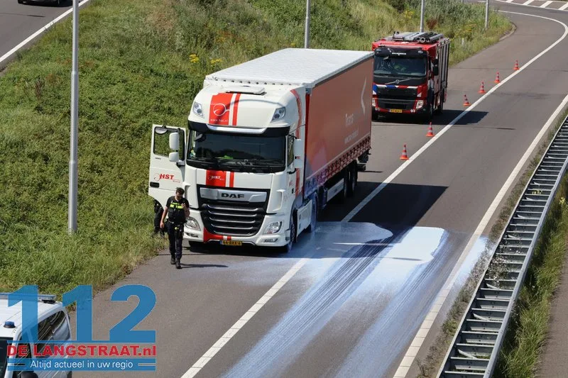 Vrachtwagen verliest grote hoeveelheid witte vloeistof A59 Waalwijk oprit afgesloten. 112 De Langstraat